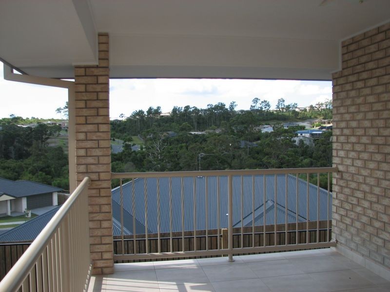 8 Hadrian Crescent, Pacific Pines QLD 4211