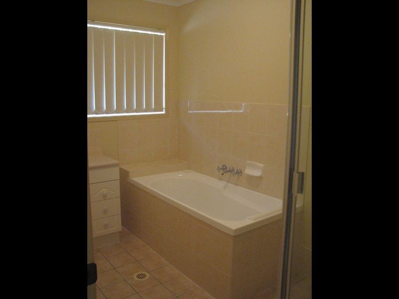 48 Manra Way, Pacific Pines QLD 4211