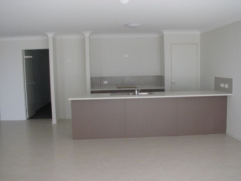 2/1 Jardine Street, Pacific Pines QLD 4211