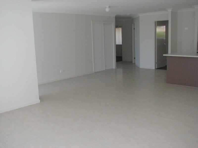 2/1 Jardine Street, Pacific Pines QLD 4211