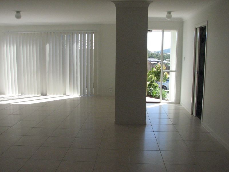 2/1 Jardine Street, Pacific Pines QLD 4211