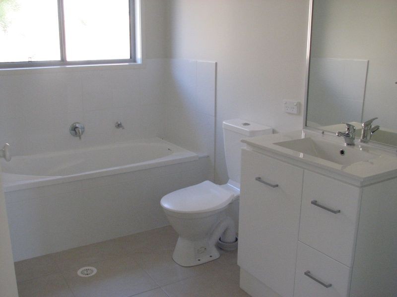 2/1 Jardine Street, Pacific Pines QLD 4211