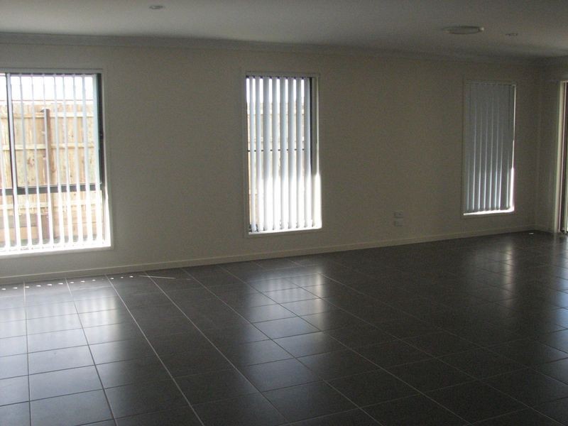 16 Fletcher Street, Pacific Pines QLD 4211