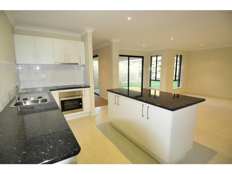 10 Willunga Street, Pacific Pines QLD 4211