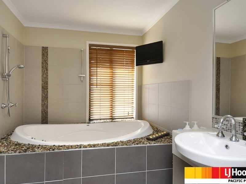 3 Angourie Court, Pacific Pines QLD 4211