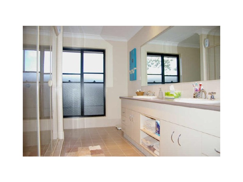 5 Sylvia Close, Pacific Pines QLD 4211