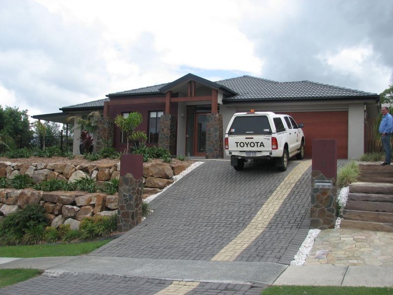 2 Beerwah Street, Pacific Pines QLD 4211