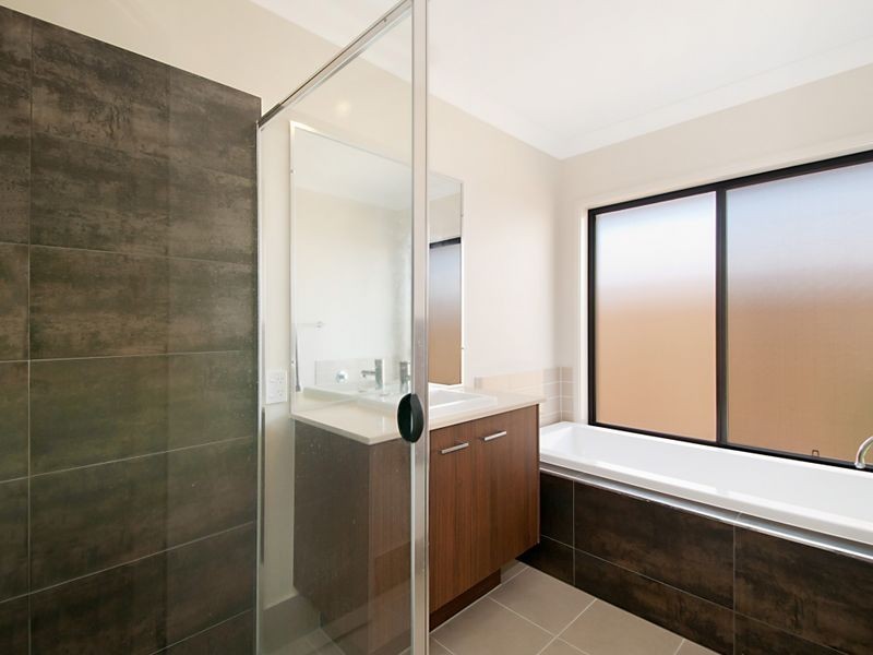 31 Barrington Street, Pacific Pines QLD 4211