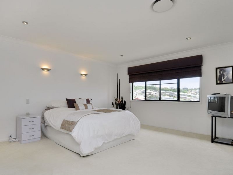 7 Colong Court, Pacific Pines QLD 4211