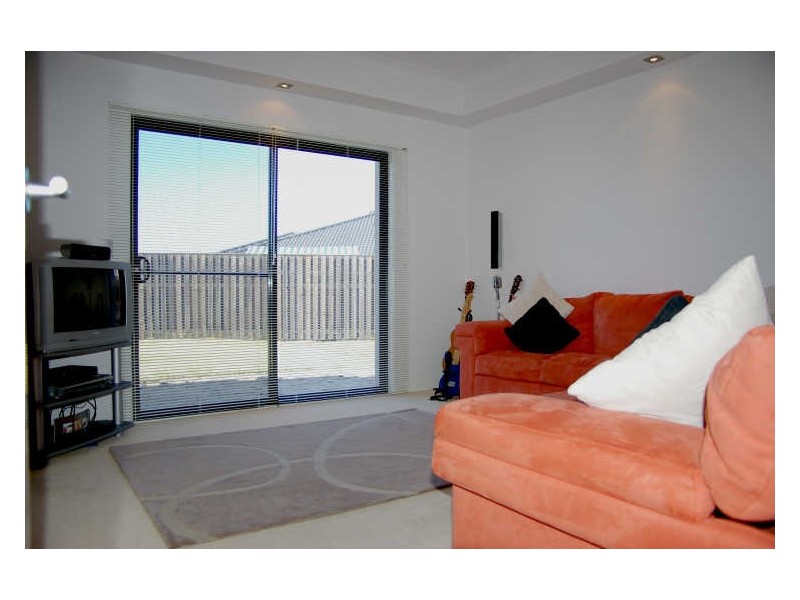 7 Colong Court, Pacific Pines QLD 4211