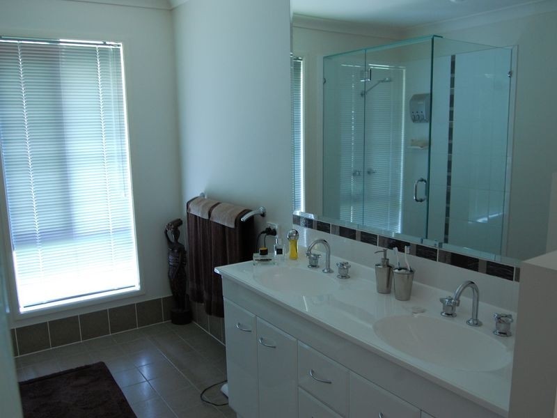 1 Minyon Court, Pacific Pines QLD 4211