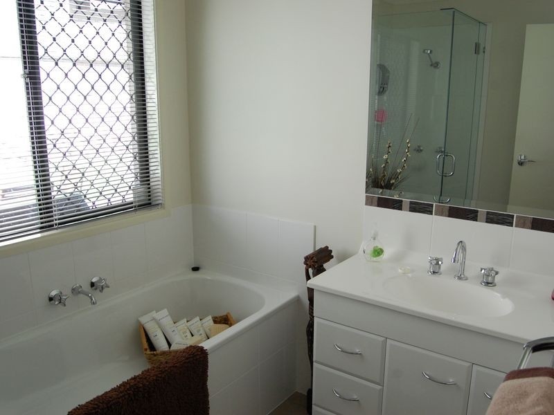 1 Minyon Court, Pacific Pines QLD 4211