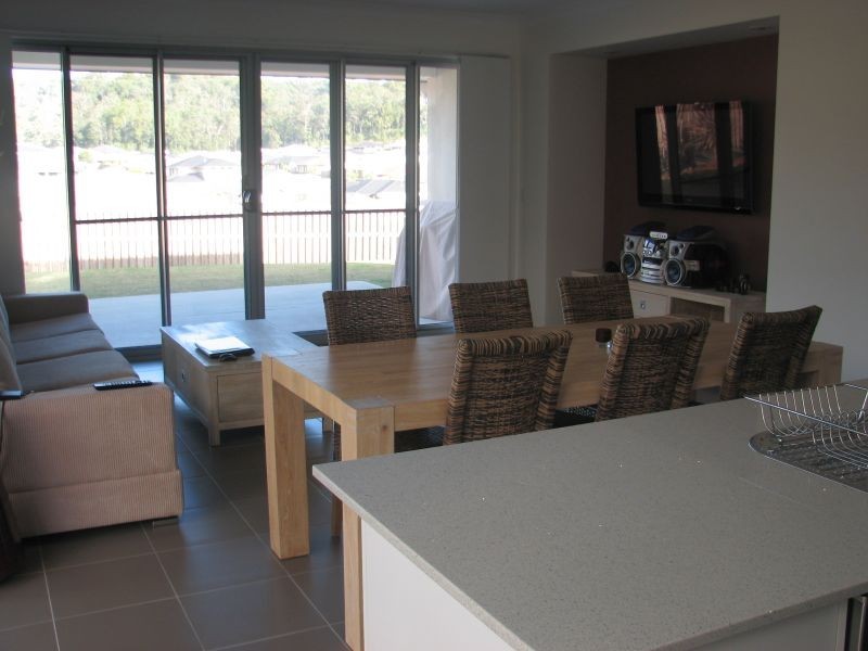 109 Wunburra Circle, Pacific Pines QLD 4211