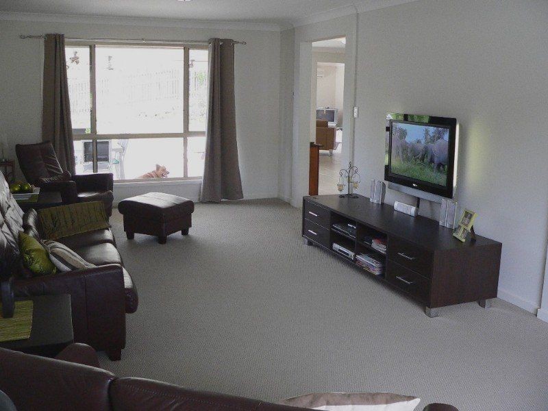 9 Victoria Drive, Pacific Pines QLD 4211