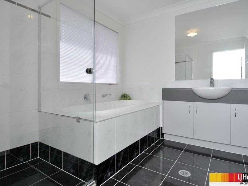 40 Wunburra Circle, Pacific Pines QLD 4211