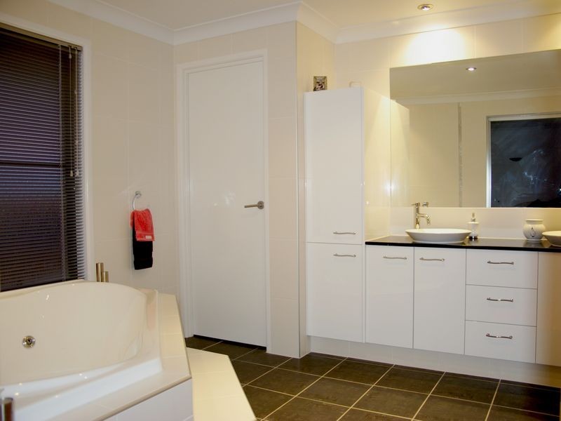 7 Colong Court, Pacific Pines QLD 4211