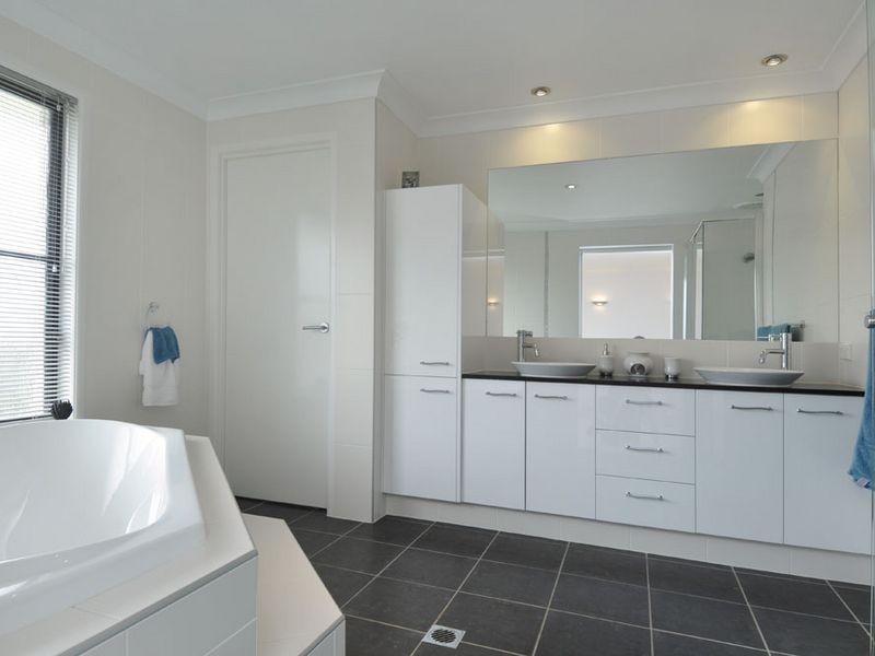 7 Colong Court, Pacific Pines QLD 4211