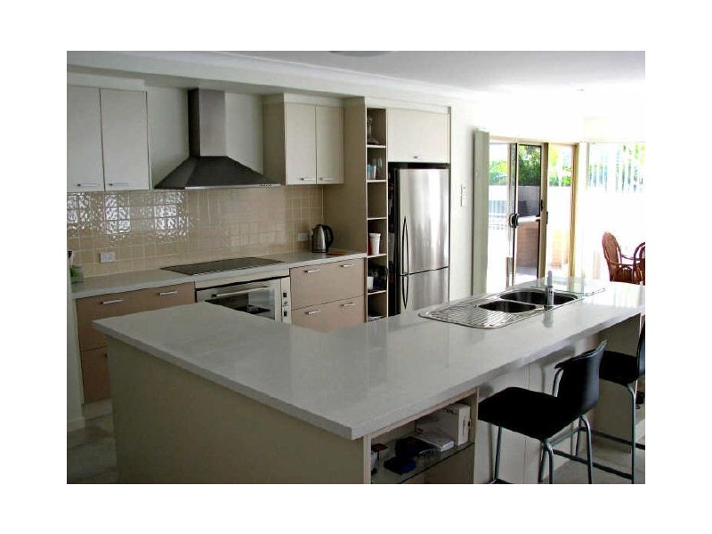8 Arragan Court, Pacific Pines QLD 4211