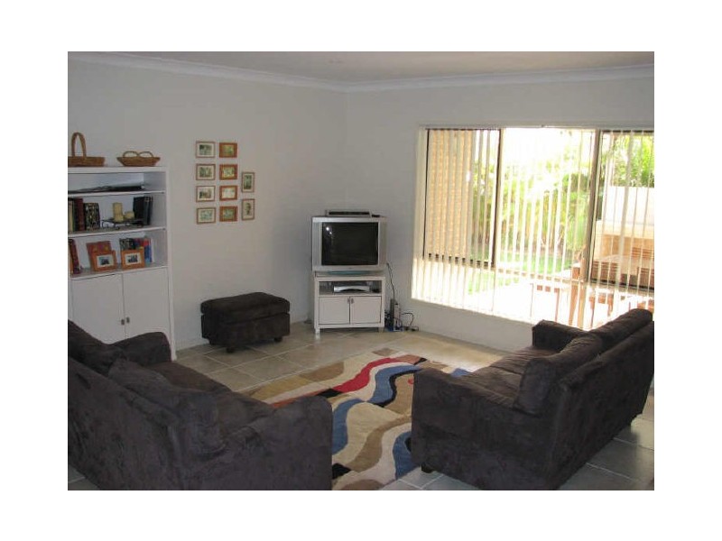8 Arragan Court, Pacific Pines QLD 4211