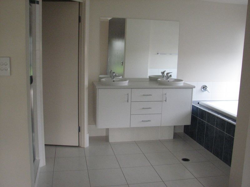 37 Angourie Crescent, Pacific Pines QLD 4211