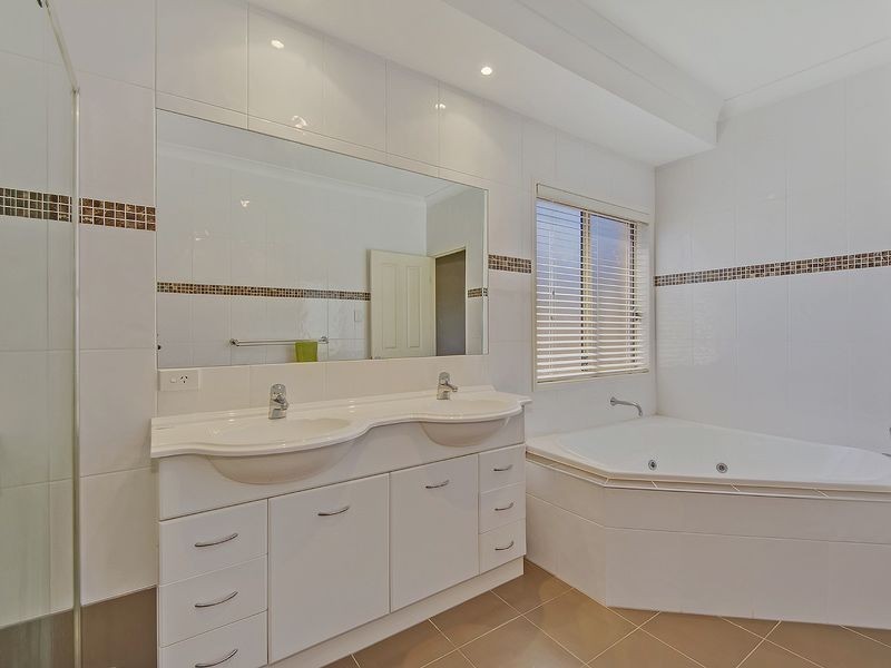 18 Arragan Court, Pacific Pines QLD 4211