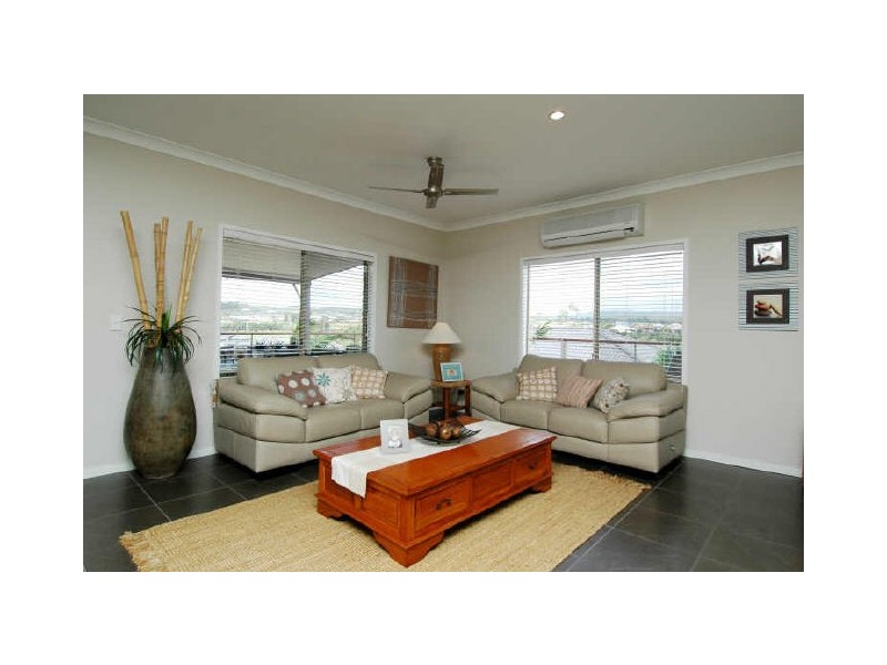 9 Tallow Street, Pacific Pines QLD 4211