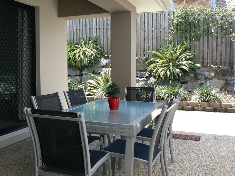 5 Lennox St, Pacific Pines QLD 4211