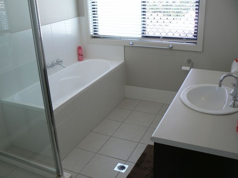 5 Lennox St, Pacific Pines QLD 4211