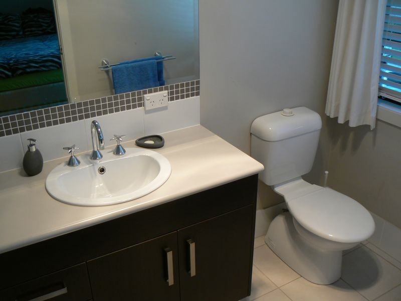 5 Lennox St, Pacific Pines QLD 4211