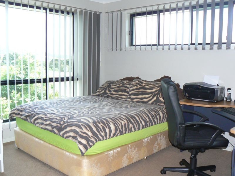 5 Lennox St, Pacific Pines QLD 4211