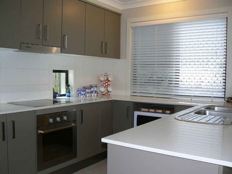 5 Lennox St, Pacific Pines QLD 4211