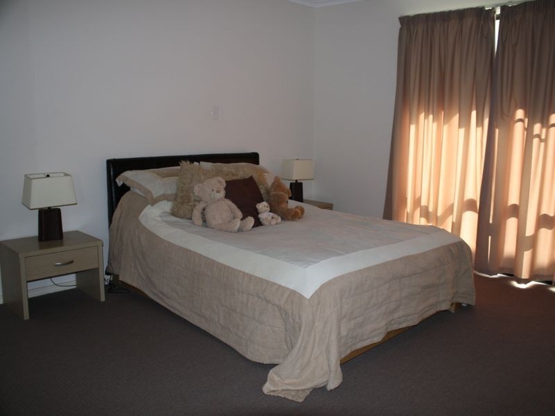7 Harmsworth Road, Pacific Pines QLD 4211