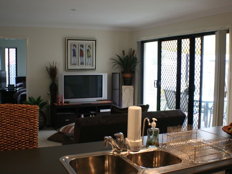 5 Taske Rise, Pacific Pines QLD 4211