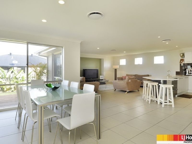 8 Salvado Drive, Pacific Pines QLD 4211