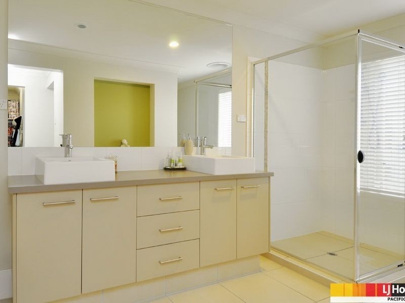 8 Salvado Drive, Pacific Pines QLD 4211