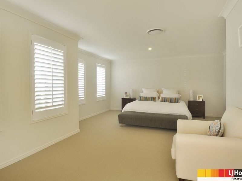 8 Salvado Drive, Pacific Pines QLD 4211