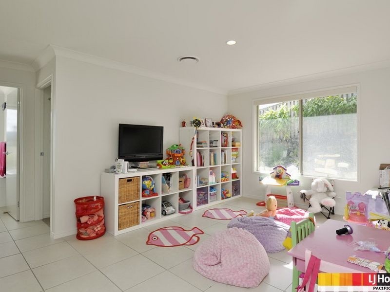 8 Salvado Drive, Pacific Pines QLD 4211