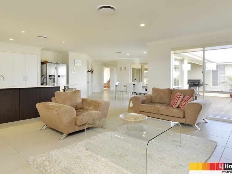 8 Salvado Drive, Pacific Pines QLD 4211