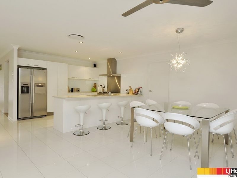 18 Bimberi Row, Pacific Pines QLD 4211