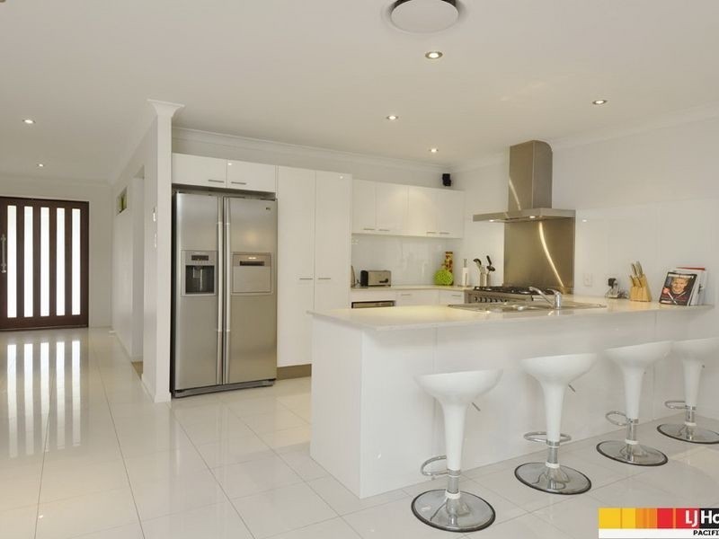 18 Bimberi Row, Pacific Pines QLD 4211