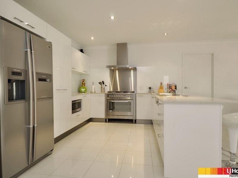 18 Bimberi Row, Pacific Pines QLD 4211