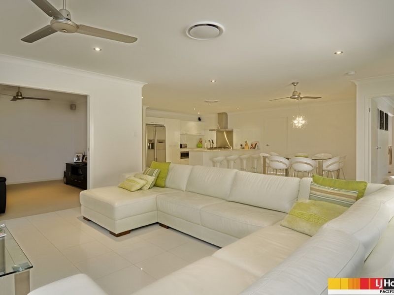 18 Bimberi Row, Pacific Pines QLD 4211