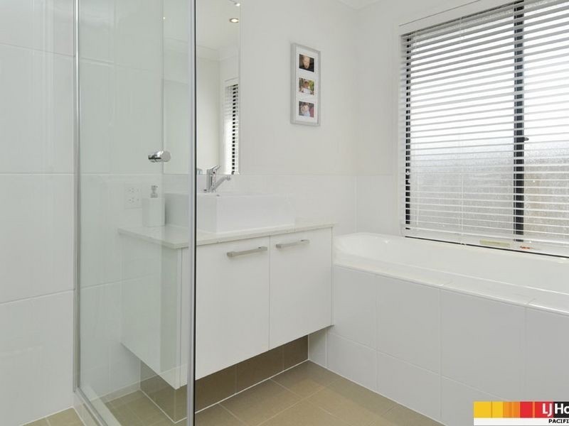 18 Bimberi Row, Pacific Pines QLD 4211