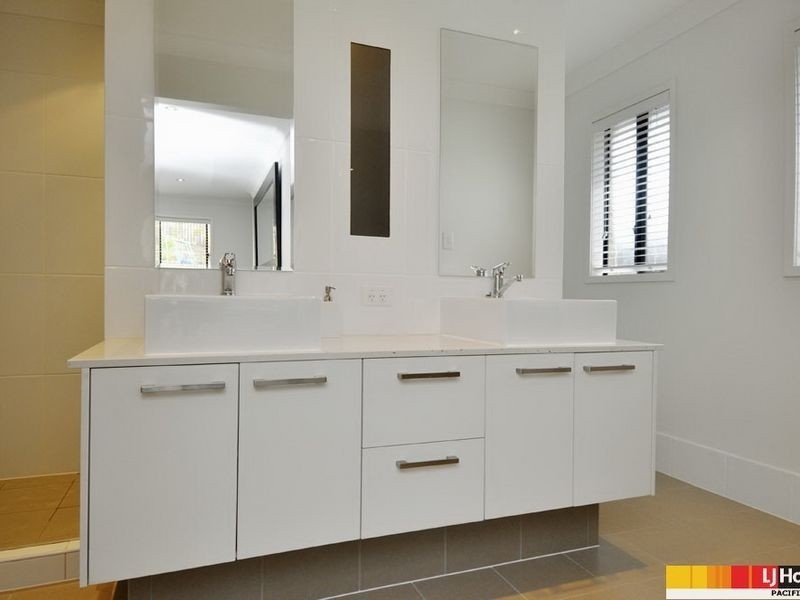 18 Bimberi Row, Pacific Pines QLD 4211