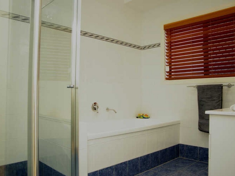18 Kanangra Crescent, Pacific Pines QLD 4211