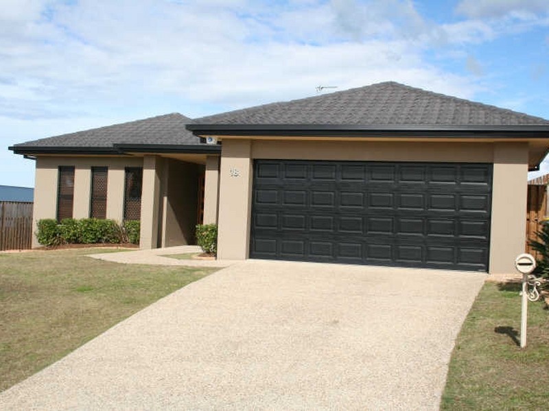 18 Kanangra Crescent, Pacific Pines QLD 4211