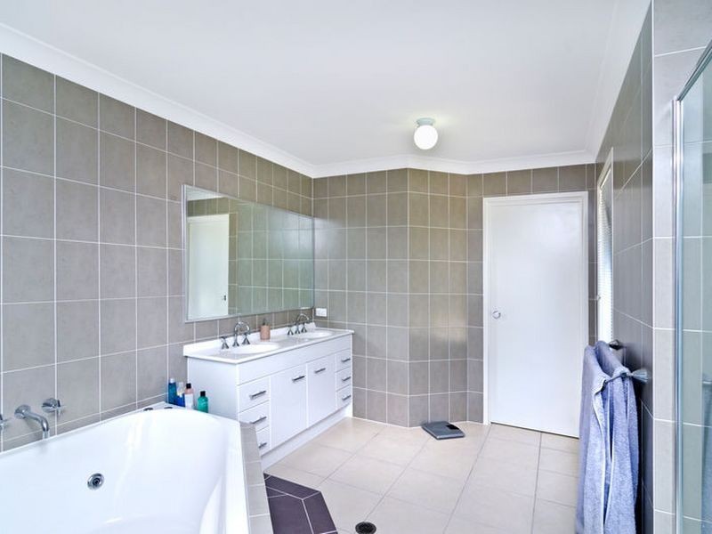 18 Wellers Street, Pacific Pines QLD 4211