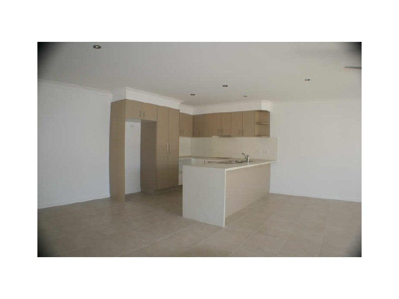 1/6 Barradeen Circuit, Pacific Pines QLD 4211