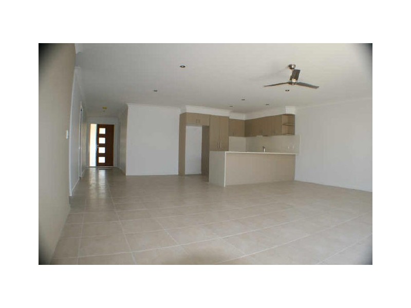 1/6 Barradeen Circuit, Pacific Pines QLD 4211