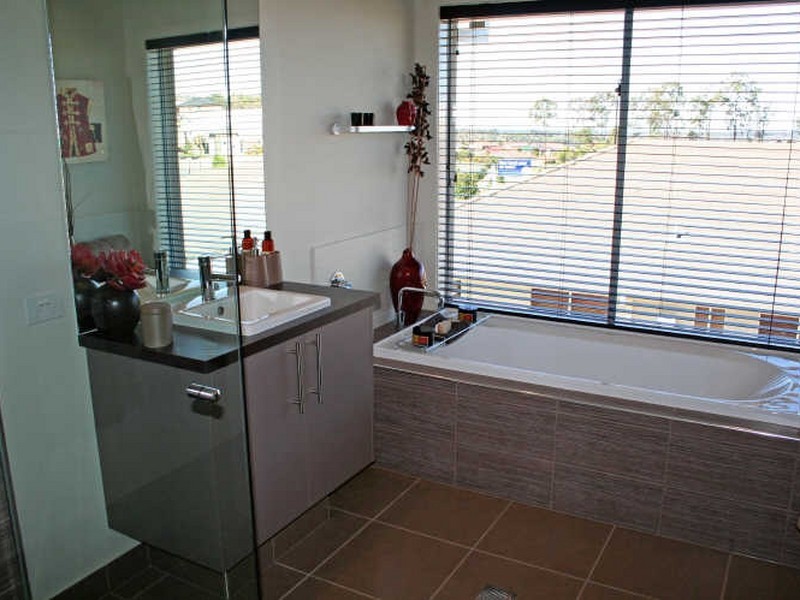 3 Laughlen Chase, Pacific Pines QLD 4211